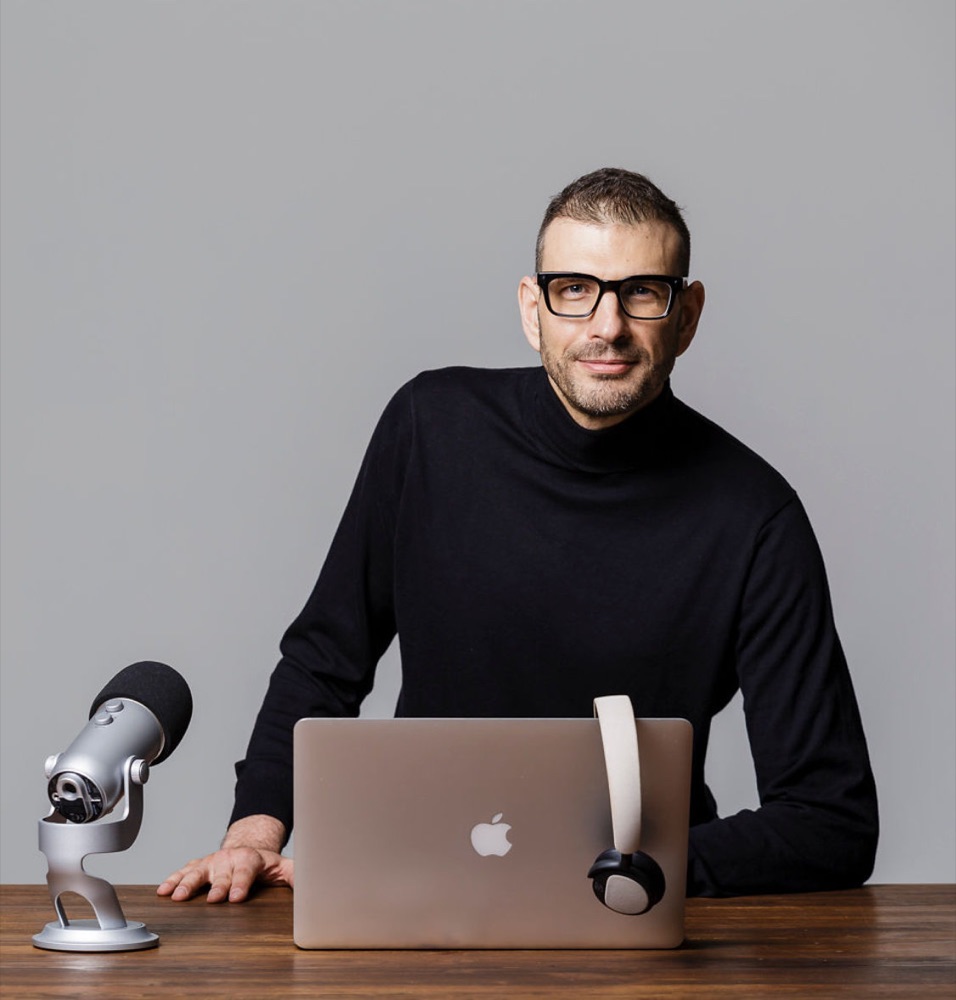 Filippo Ferri al tavolo di lavoro con computer e microfono